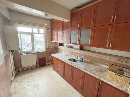 Mertcan'dan Cadde Üzerinde Okula 1dk Mesafeli 2 Balkonlu 2+1