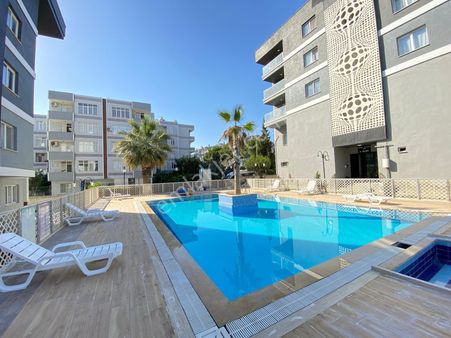 Nezih Bir Sitede 3+1 Havuzlu Satılık Daire