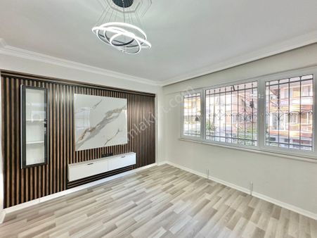 ꧁ay Emlaktan꧂akçay'da Ön Cephe Arakat İçi Komple Yenilenmiş Yeşillikler İçerisinde Satılık 3+1daire