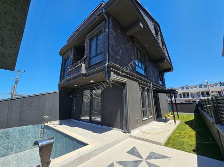 Deniz'den 4+1 Müstakil Parsel , Havuzlu, Ayrı Mutfaklı Satılık Lüks Villa