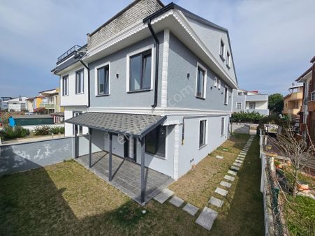 3+1 Bahçeli, Ebeveyn Banyolu , Denize Yakın Satılık Villa