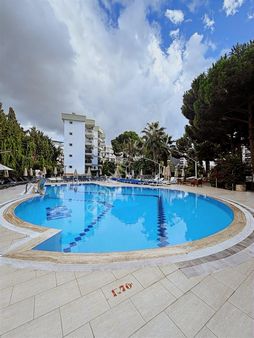 Kuşadasında Otogar Arkası Merkez De Havuzlu Sitede Eşyalı 1+1