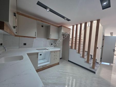 Ana Yola 100 Metre Sıfır 3 Cepheli Satılık Villa