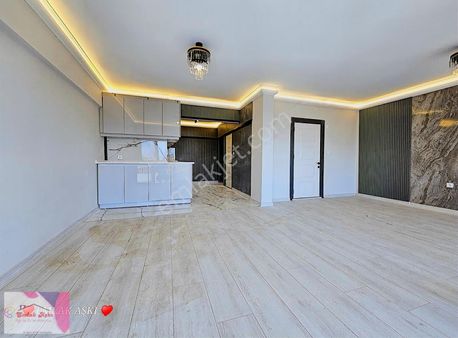 Emlak Aşkı Güvencesiyle Cadde Üzerinde Lüx