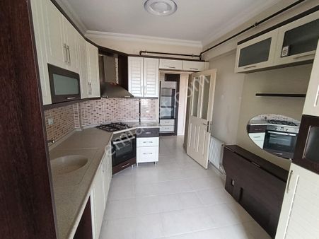 Akçay Emlak'tan Yunak Toki Konutlarında Ara Kat Asansörlü Doğalgaz Kombili Kiralık 3+1 Daire