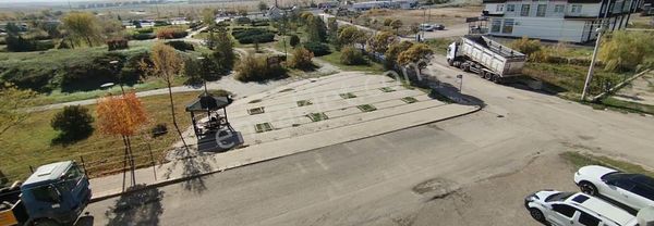 Cadde Üzeri Park Ve Gölet Manzaralı 3+1 Arakat Daire