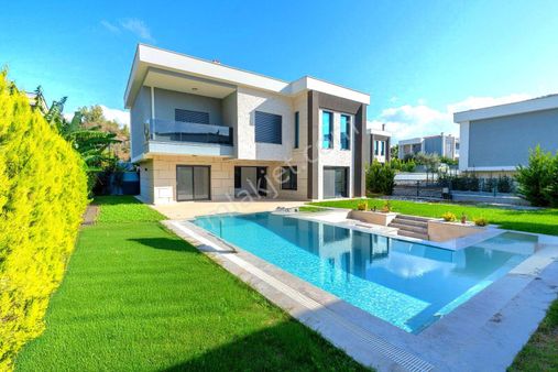 Kuşadasında Avm'lere Yakın Özel Havuzlu 4+1 Bahçeli Villa