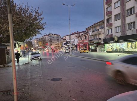 Arz Gyd'den Sakarya Caddesi Üzerinde Merkezi Konumda Geniş 3+1