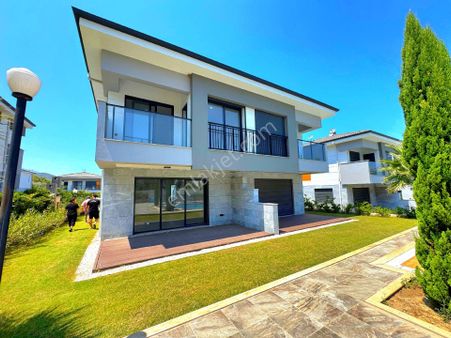 Güzelçamlıda Havuzlu Sitede 3+1 Bahçeli Sıfır Villa