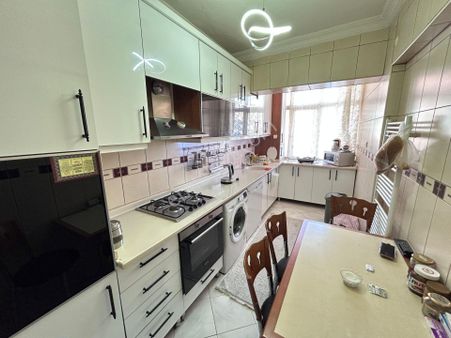 Lider Emlak'tan Malazgirt Caddesinde 3+1 Kilerli Kiralık