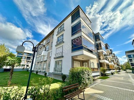 ꧁akçay Ay Emlak'tan꧂ikizçay'da Kombili Ebeveyn Banyolu Ara Kat Ön Cephe Asansörlü Satılık 2+1 Daire