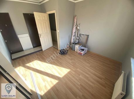 Turkuazda Yapılı Okul Altında Güney Cephe 2+1