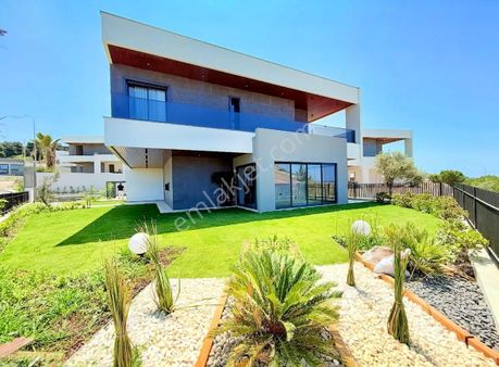 Kuşadası Karaova'da Özel Havuzlu Full Maznaralı 4+1 Villa