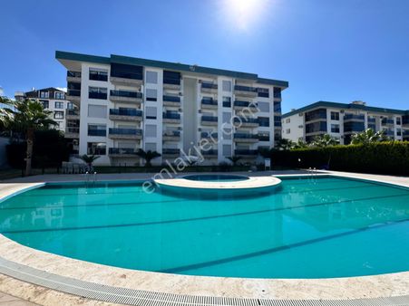 Kuşadası'nda 160m2 Çok Geniş Kapalı Mutfaklı Özel Satılık Daire