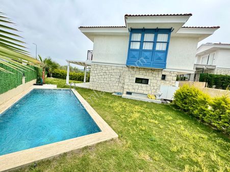 Kuşadası'nda Özel Havuzlu Hamam+sauna Köşe Konum Villa