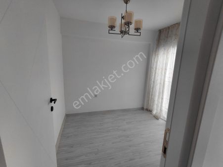 Bornova Atatürk Mahallesinde 1+1 İkiadet Full Eşyalı Kiralık Daire Yeni Bina