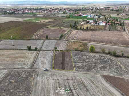 Afyonkarahisar İhsaniye Akörende 975 M² Yatırımlık Tarla