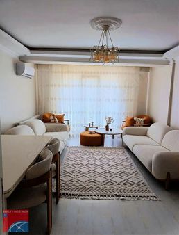 Küçükçekmece Yeni Mah.'de İskanlı Geniş Tertemiz 2+1 Daire