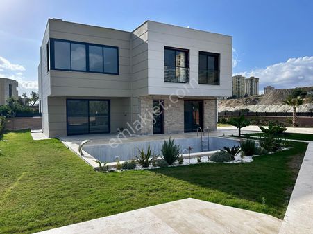 Kuşadası'nda Satılık Doğalgazlı Fırsat Villa