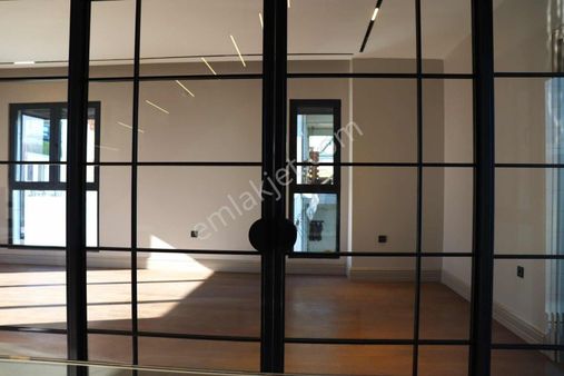 Gümüştepe'de Satılık 5+2 Villa