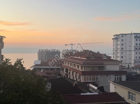 Barış'tan Tepeüstü Çiğdem Sokakta Asansörlü-manzaralı 2+1 Daire