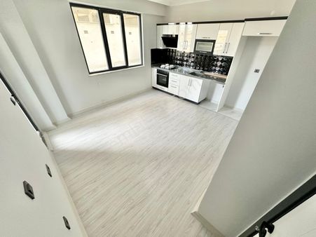 ⭐ay Emlak'tan⭐akçay'da Denize Yakın Ön Cephe Şık Tasarımlı Ara Kat Satılık 1+1 Lüks Daire