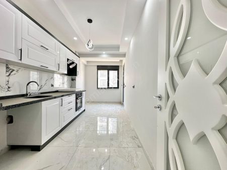 ⭐ay Emlak'tan⭐akçay'da Ön Cephe Arakat Kapalı Otoparklı Ebeveyn Banyolu Satılık 2+1 Lüks Daire