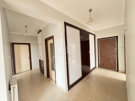 Cb'den Tekerekte Ana Cadde Üzeri Kiralık 3+1 Daire