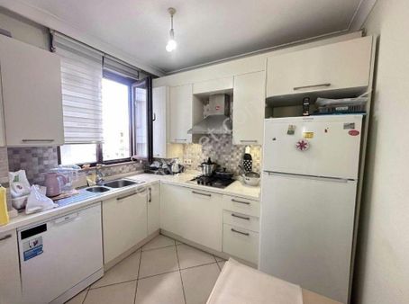 Bostancı Minibüs Caddesinde 3+1 10 Yıllık Binada Ön Cephe Fırsat