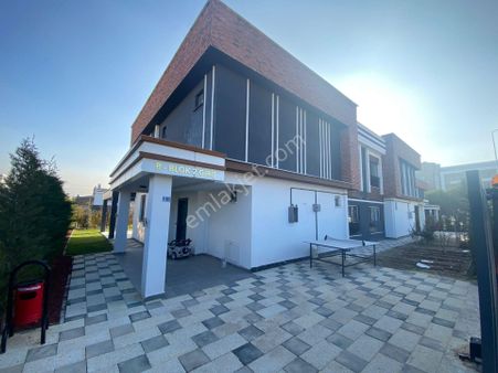 Pema Kolejinin Arkasinda Sauna Fıtness Havuz Konsept Site İçi Ultra Lüks Villa