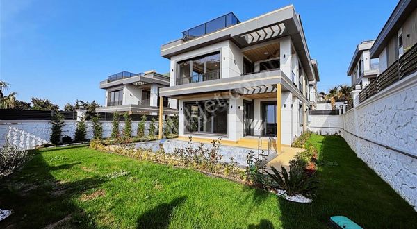 Büyükçekmece'de Satılık Deniz Manzaralı Lüks 4 Katlı Villa