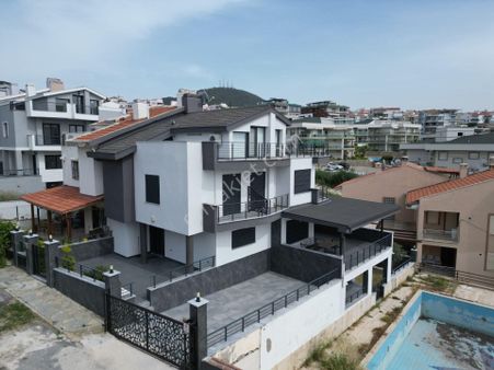 Kuşadası Marina Bölgesinde Panoramik Deniz Manzaralı Villa