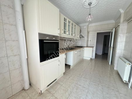 Engin Emlak'tan Site İçerisin'de K.d Cephe 3+1 Asansörlü Daire