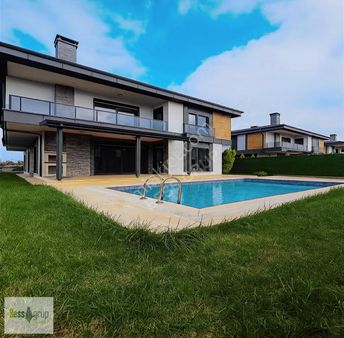 Havuzlu Güvenlikli Site E5'e 5 Dakika Uzaklıkta Satılık Villa...