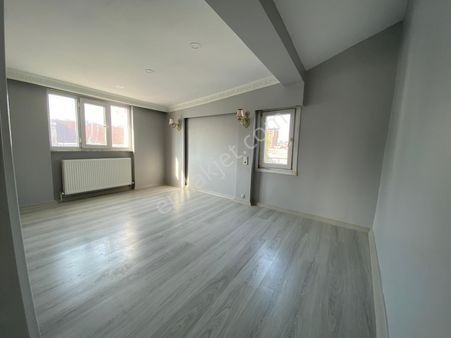 Başokur'dan Bağcılar Kirazlı 1+1 Ferah Çatı Katı