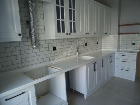 Krc'den Merkezi Konumda Katta Full Yapılı Kiralık 3+1 Daire