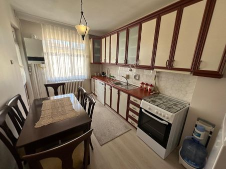 Marmara'dan Fatih Esentepe'de 3+1 Eşyalı Kiralık Daire