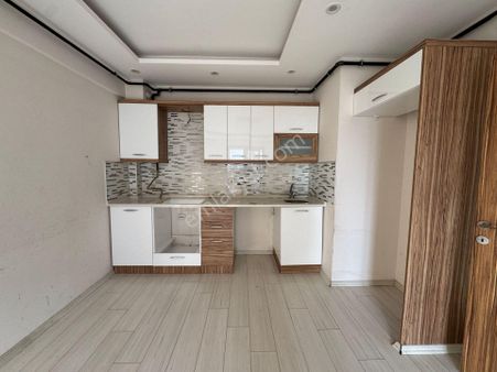 Zeki Emlak'tan Muradiye'de Önü Açık 2+1 Ara Kat Satılık Daire