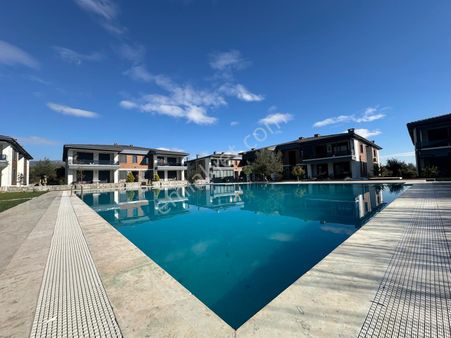 ꧁akçay Ay Emlak'tan꧂güre'de Bahçe Kullanımlı Yüzme Havuzlu Lüks Site İçinde Kiralık 2+1 Lüks Daire