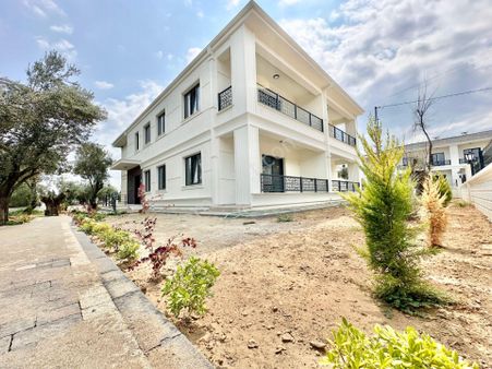 ꧁akçay Ay Emlaktan꧂güre'de Lüks Sitede Bahçe Kullanımlı Müstakil Tadında Satılık 2+1 Şık Daire