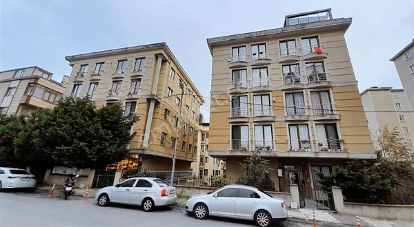 Ataşehir Adıgüzel Üniv. Karşısında Az Katlı Genç Sitede Dubleks