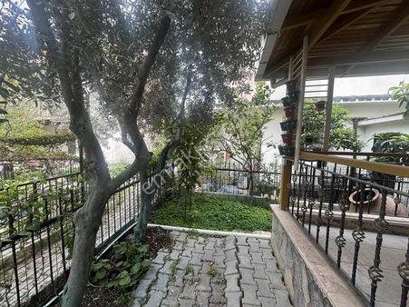 Yenifoça Maliyeciler Sitesi'nde 3+1 Bahçeli Müstakil Kiralık