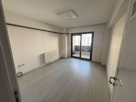 Kayalık Caddesinde Kiralık Ofis