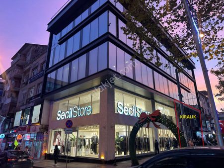 Eskidjide Alemdar Caddesi Sanat Sokağında 9,50 Metre Vitrinli Kiralık Dükkan