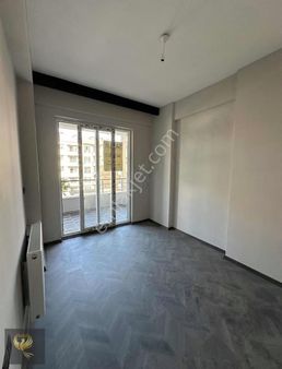 Atakumda Havuzlu Sitede Havuz Manzaralı Satılık 1+1