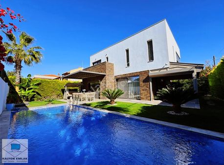 Alaçatı Çamlık Yol'da Satılık Tam Müstakil Özel Tasarımlı Villa