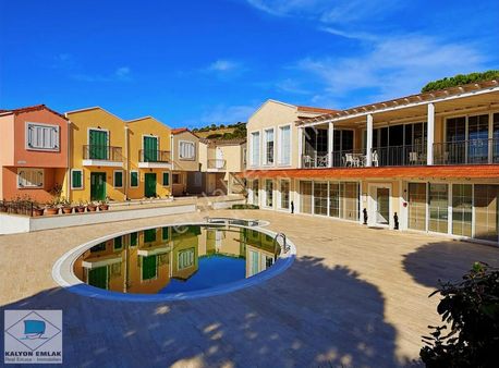 Çeşme Ayasaranda'da Satılık Denize Sıfır Residance Bahçeli Daire