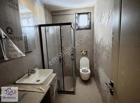 Urla' Da Merkezi Lokasyonda 1+1 Bahçeli Satılık Daire