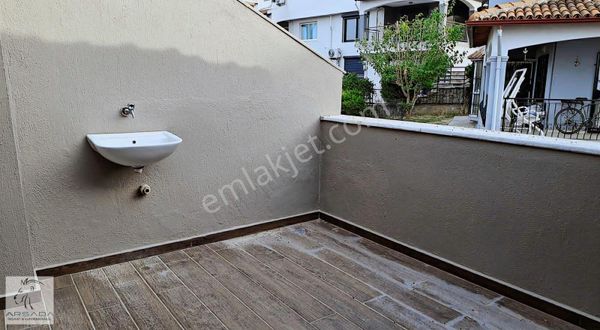 Kuşadası'nda Geniş Bahçeli Manzaralı 4+1 Villa