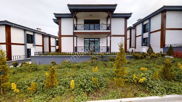 Ali Erişgin'den Satılık 2+1 Havuzlu Sitede Villa Tipi Daireler